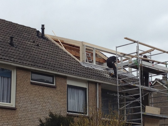 Het nieuwe frame van de dakkapel op het dak