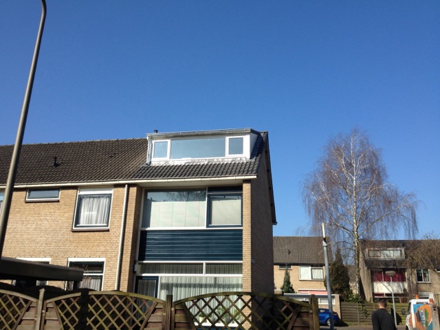 Nieuwe dakkapel doorgetrokken tot de nok op een woning in de Schubertstraat, Zutphen
