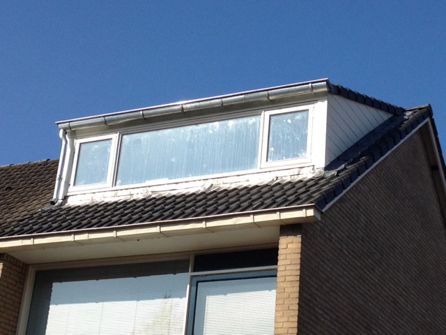 De nieuwe dakkapel met pannendak tot aan de nok in de Schubertstraat