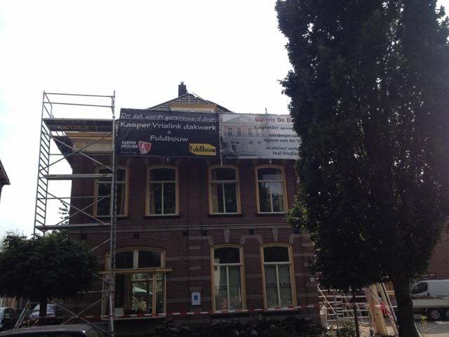 Voorgevel van het monument met het renovatiedoek