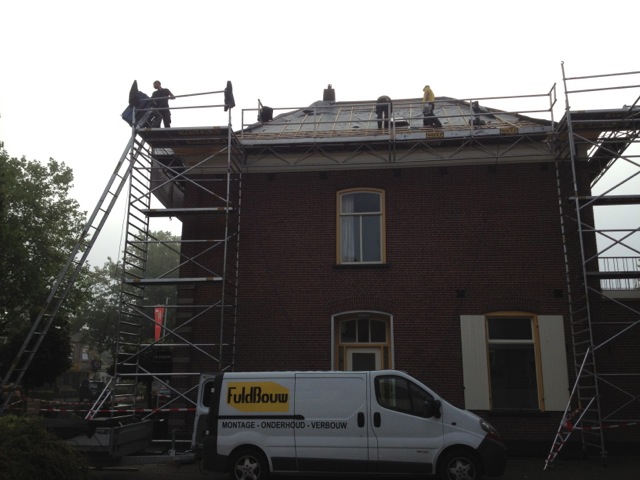 Het monumentale pand in Vorden in de steigers, met de FuldBouw-bus ervoor