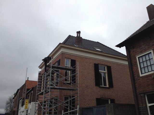 Het pand in de steigers vanaf de straat