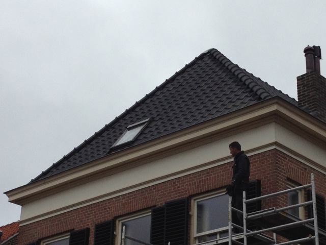 Het afgewerkte dak met nieuw dakraam