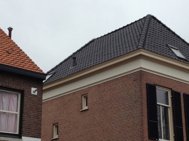 Het vernieuwde donkere pannendak op het hoekpand aan de Warnsveldseweg
